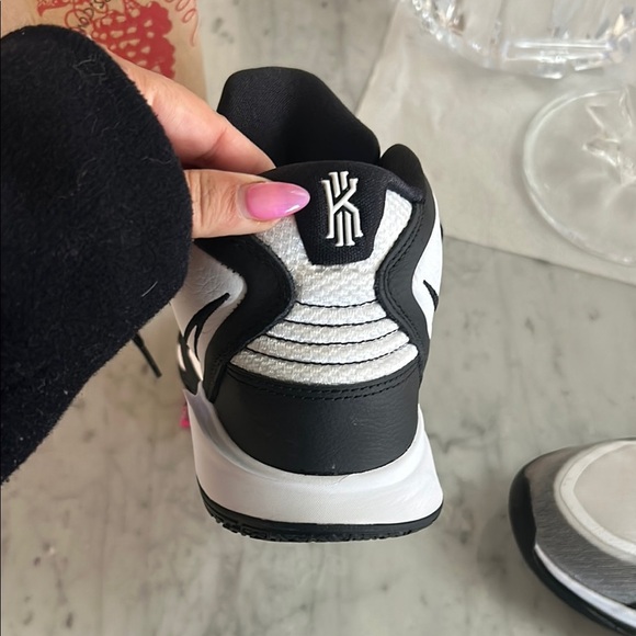 NEW Mens KYRIE Nike Black and White Basketball Shoes - Picture 7 of 10